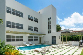 2 Bed Coral Beach Condo Pool & Beach Access